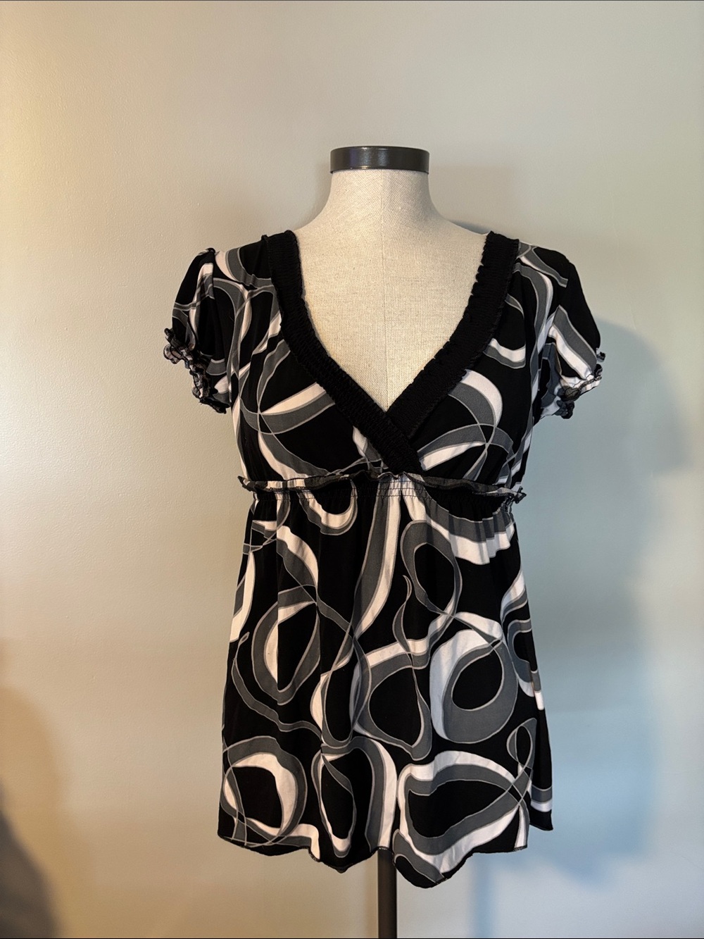 Black & White V-Neck Patterned Women’s Top